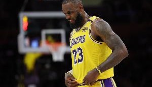 终老？湖记：每当有机会加盟其他球队时 詹姆斯每次都选择了留下