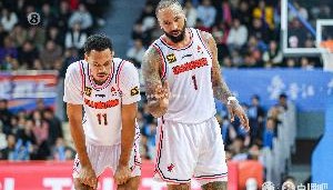 Kaiyun Sports-哼哈二将贝兹利&amp;吉伦沃特半场合计20中11 合砍29分助队领先